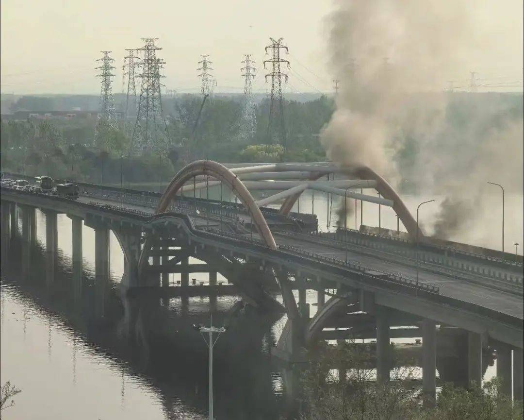 北京潮白河大桥部分路段起火坍塌<strong></p>
<p>天猫</strong>，官方：原因正调查