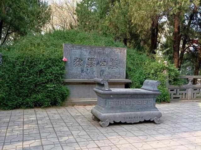 洛阳白马寺存争议的狄仁杰墓挂牌<strong></p>
<p>天猫</strong>，当地回应：确认就是狄仁杰墓