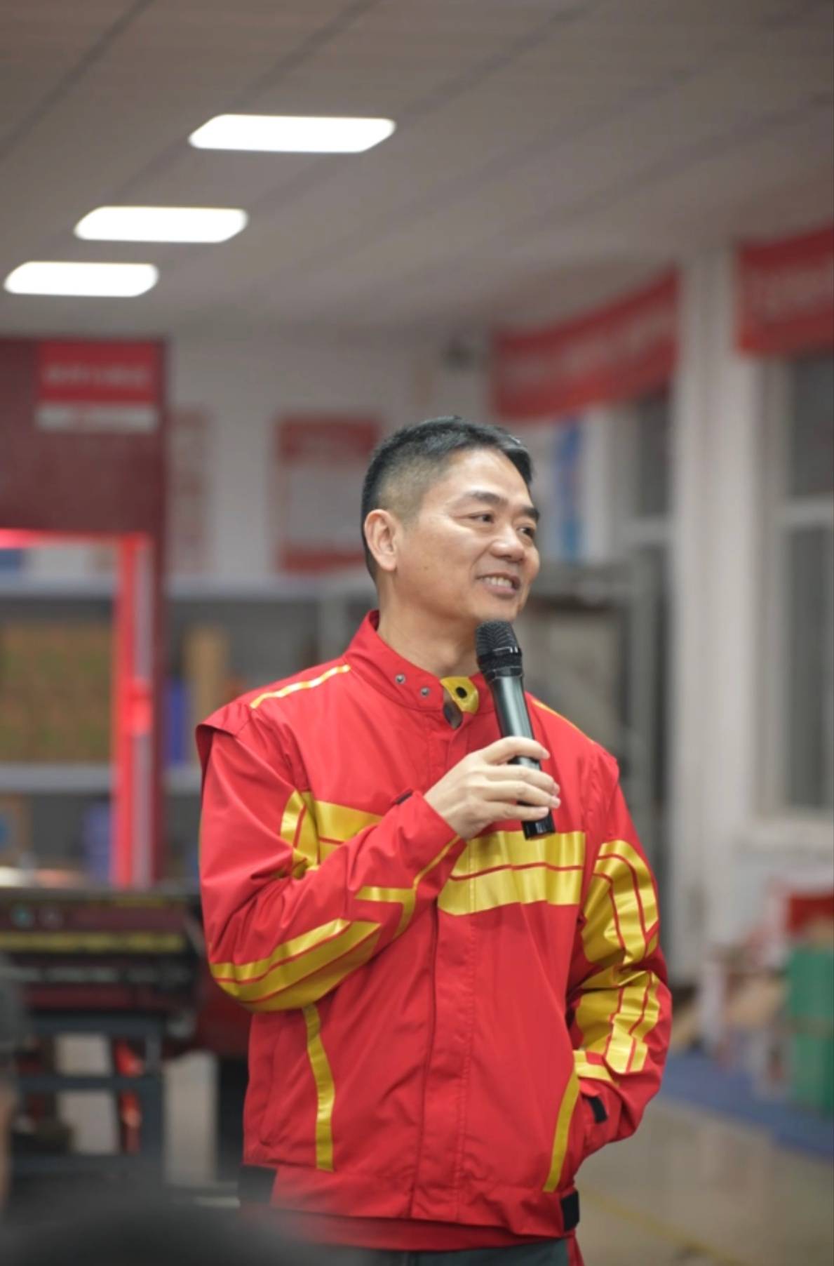 刘强东“火锅讲话”全文：送了几单外卖后深深体会到其中辛苦<strong></p>
<p>天猫</strong>，老兄弟退休金不会低于五千元