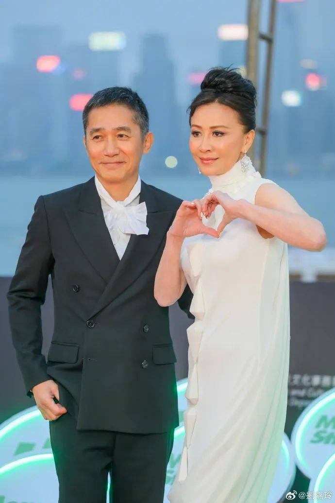 刘嘉玲连发10多张梁朝伟照片：他都不知道自己帅<strong></p>
<p>淘宝</strong>！头发白了也不肯染