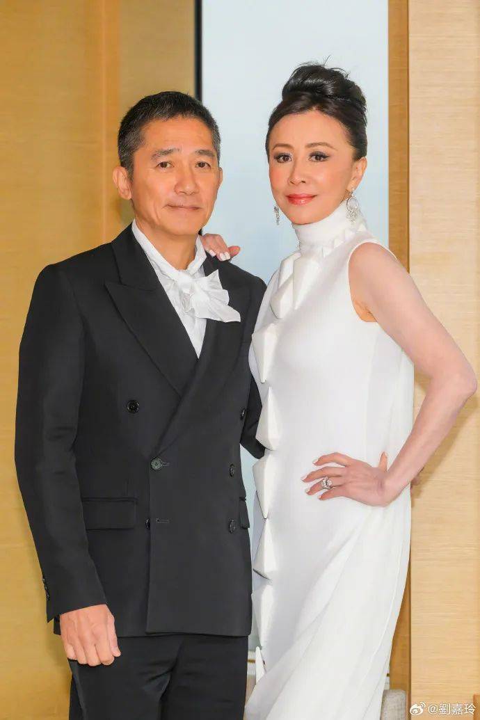 刘嘉玲连发10多张梁朝伟照片：他都不知道自己帅<strong></p>
<p>淘宝</strong>！头发白了也不肯染