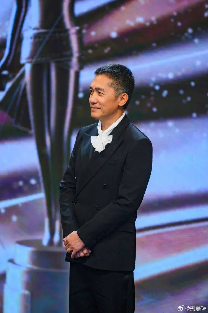 刘嘉玲连发10多张梁朝伟照片：他都不知道自己帅<strong></p>
<p>淘宝</strong>！头发白了也不肯染