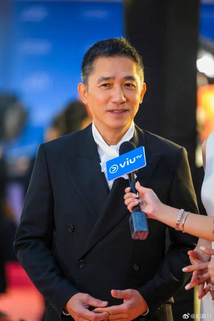 刘嘉玲连发10多张梁朝伟照片：他都不知道自己帅<strong></p>
<p>淘宝</strong>！头发白了也不肯染