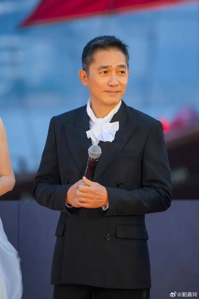 刘嘉玲连发10多张梁朝伟照片：他都不知道自己帅<strong></p>
<p>淘宝</strong>！头发白了也不肯染