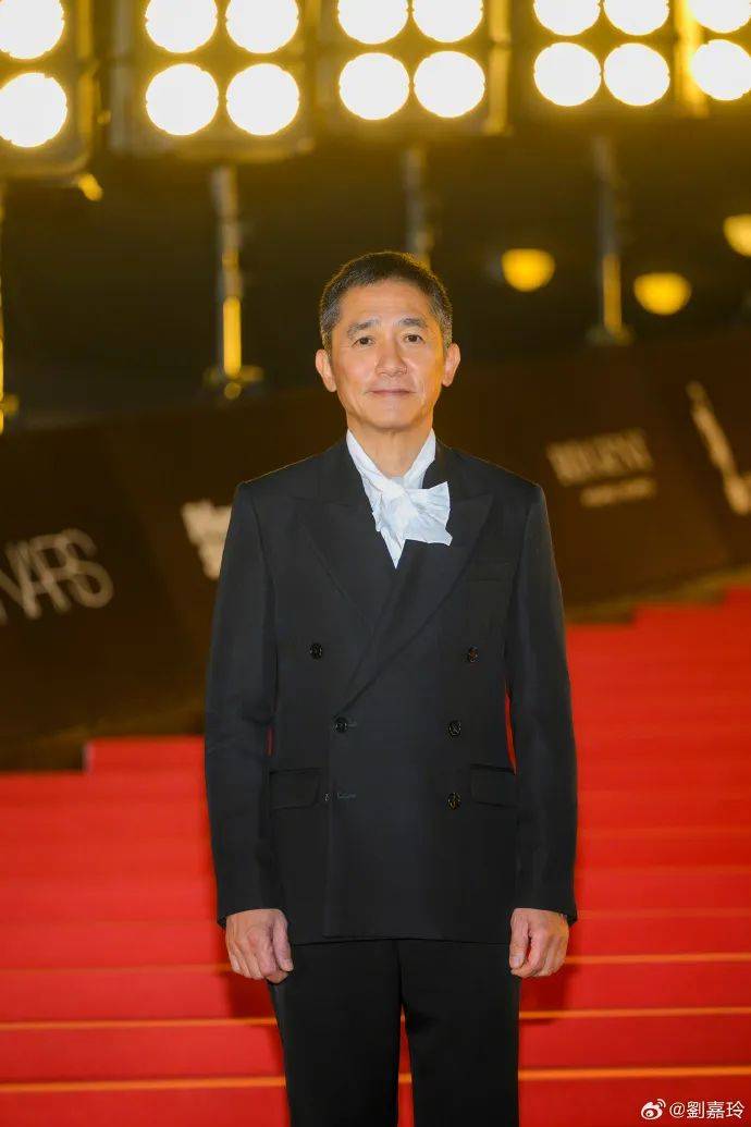 刘嘉玲连发10多张梁朝伟照片：他都不知道自己帅<strong></p>
<p>淘宝</strong>！头发白了也不肯染