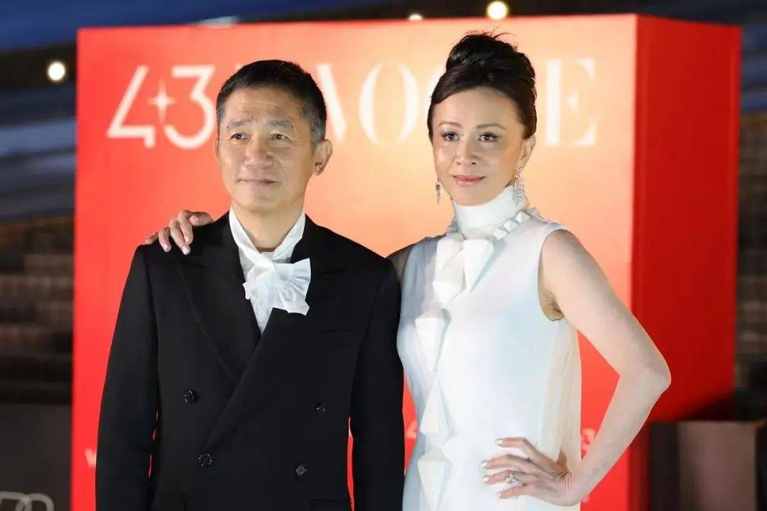 刘嘉玲连发10多张梁朝伟照片：他都不知道自己帅<strong></p>
<p>淘宝</strong>！头发白了也不肯染