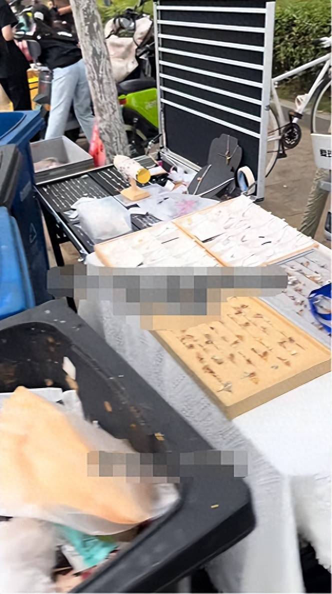 合肥女子交费摆摊遭管理人员刁难<strong></p>
<p>淘宝</strong>，多方回应
