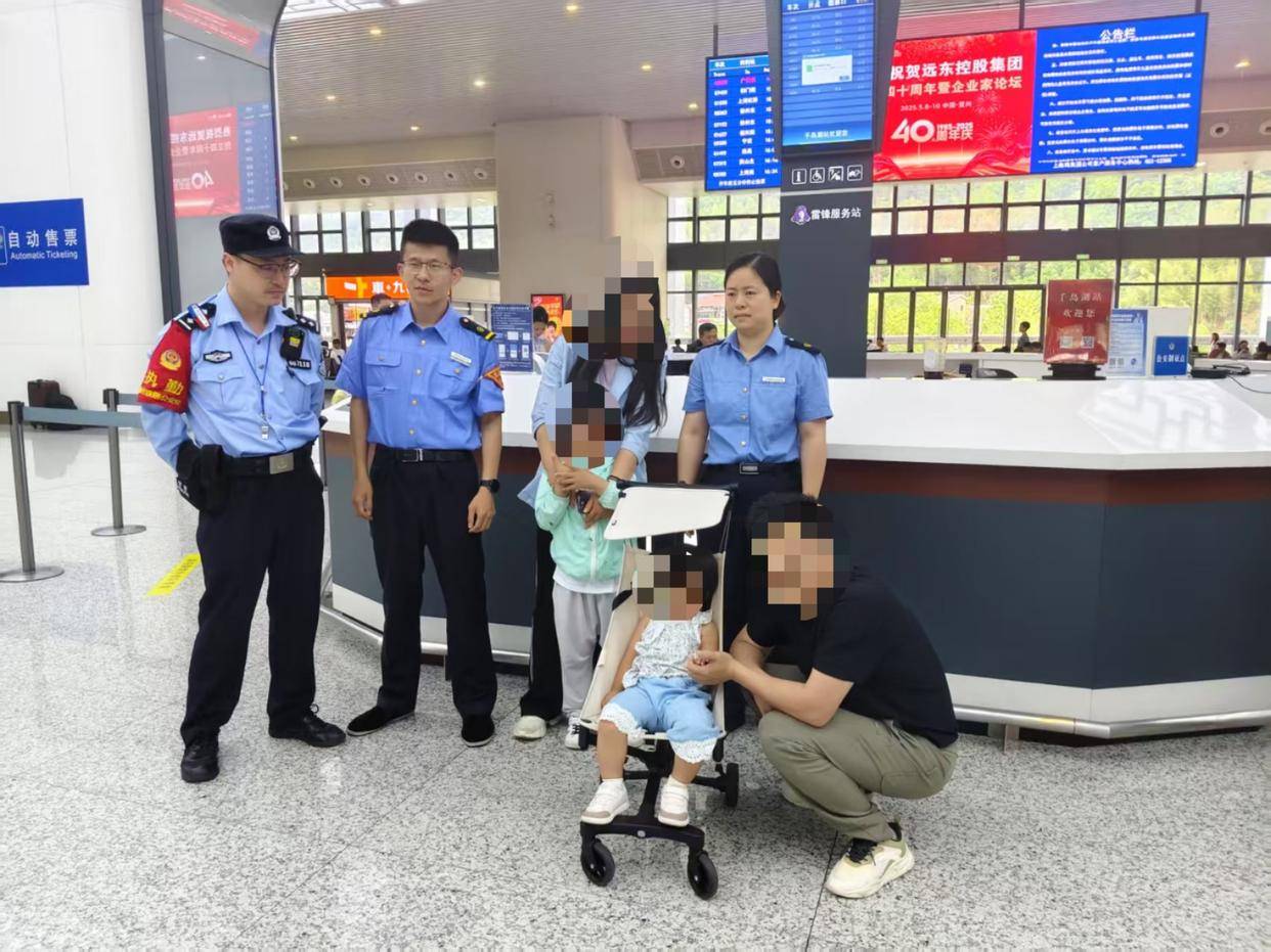 爸妈打瞌睡<strong></p>
<p>京东</strong>，5岁哥哥带2岁妹妹独自下高铁：想叫他们的，但是觉得保护妹妹比较重要