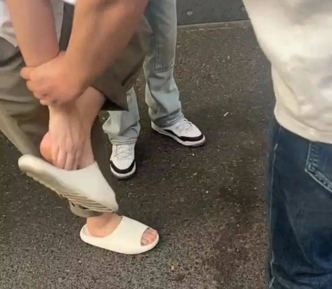 男子脚踩手机偷拍女生裙底<strong></p>
<p>京东</strong>，被两名路人当场擒住！