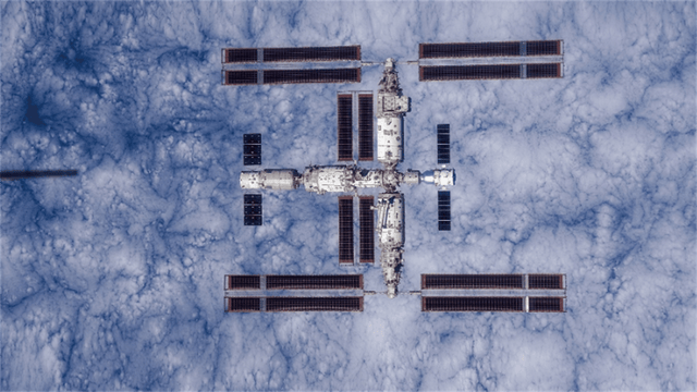 太阳翼才修好没多久<strong></p>
<p>北京</strong>，又有“敌”撞过来了？3名航天员紧急加防