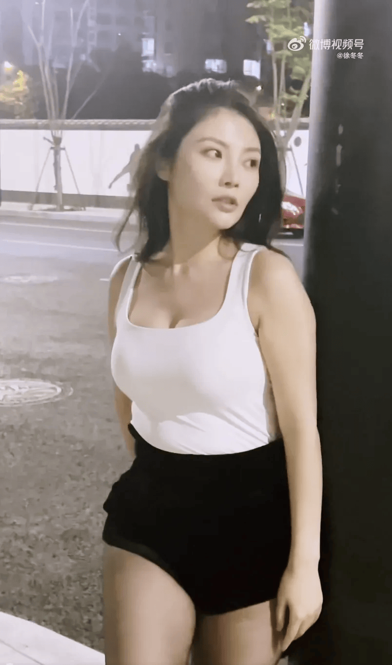 “椰树女神”徐冬冬大方晒照<strong></p>
<p>北京</strong>，并配文：我的蝴蝶袖，很丰腴！