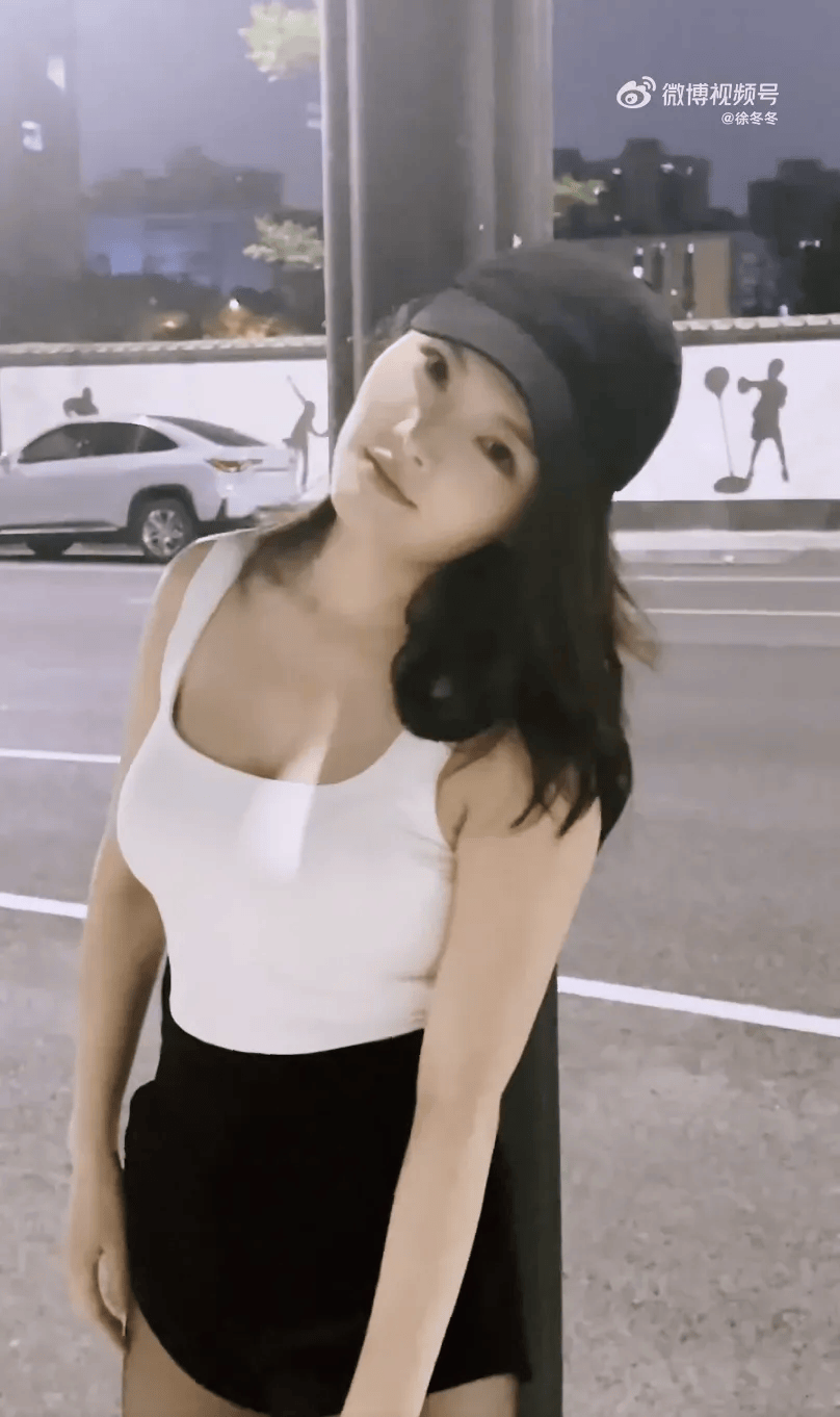 “椰树女神”徐冬冬大方晒照<strong></p>
<p>北京</strong>，并配文：我的蝴蝶袖，很丰腴！