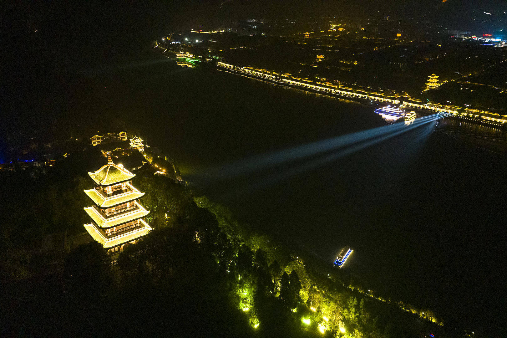 游客投诉在阆中一景区被索要597元上香费 官方：已致歉退款<strong></p>
<p>华为荣耀</strong>，景区停业整顿