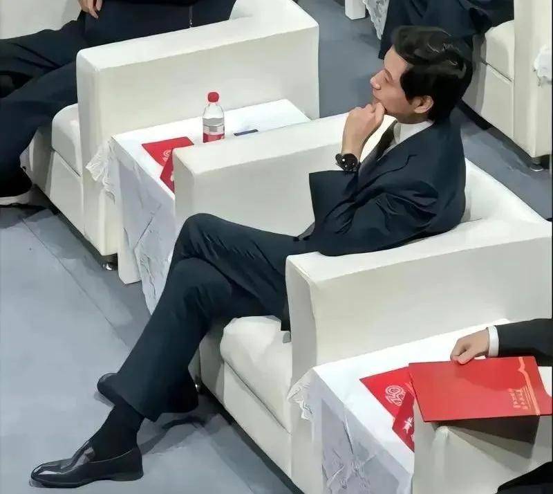 雷军<strong></p>
<p>华为荣耀</strong>，是时候主动走下神坛了