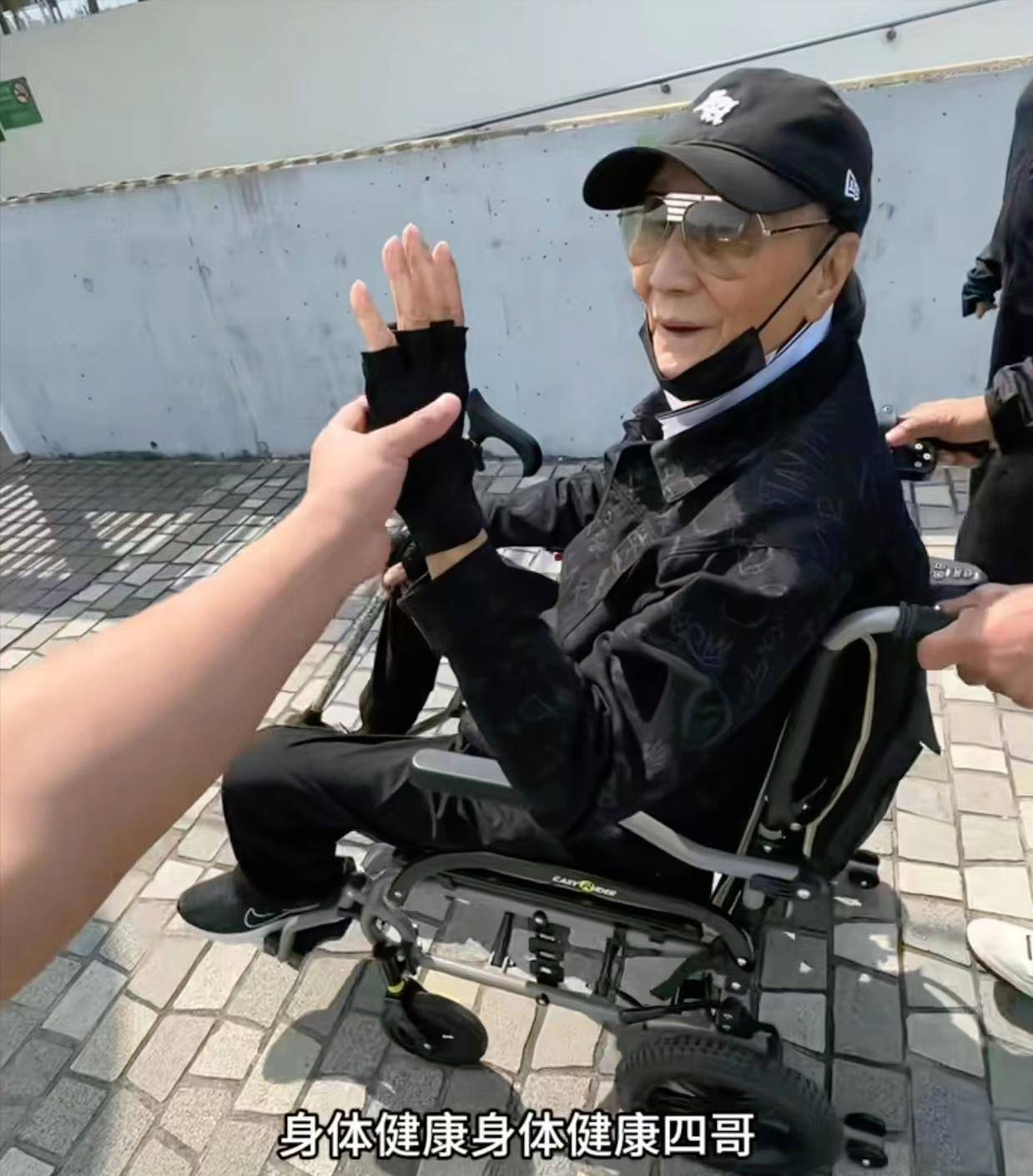 71岁成龙头发花白<strong></p>
<p>山寨币</strong>！谢贤交代后事张纪中出了车祸还得养家…慢慢老去的他们让人泪目