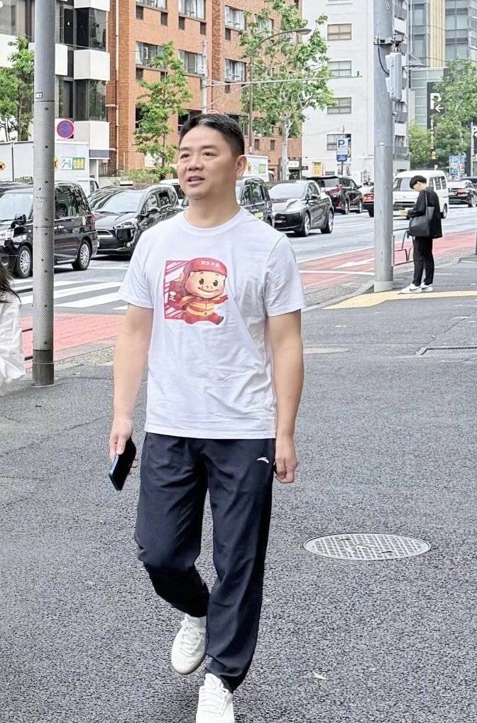 刘强东穿39元T恤逛街<strong></p>
<p>山寨币</strong>，章泽天穿200块防晒衫，新贵们可没那么“老钱”！