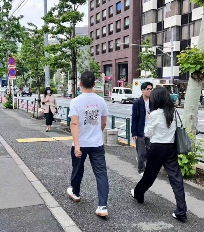 刘强东穿39元T恤逛街<strong></p>
<p>山寨币</strong>，章泽天穿200块防晒衫，新贵们可没那么“老钱”！