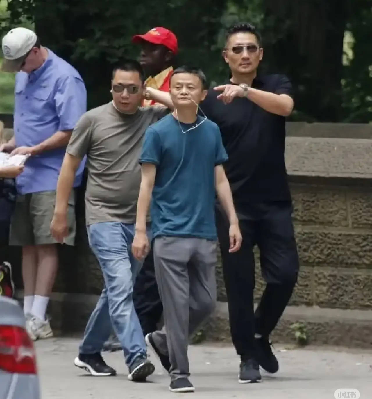 刘强东穿39元T恤逛街<strong></p>
<p>山寨币</strong>，章泽天穿200块防晒衫，新贵们可没那么“老钱”！