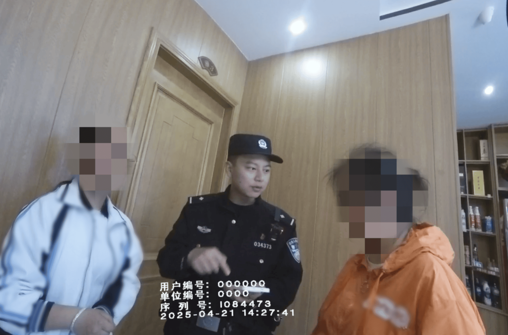 母女就餐一小时未动筷<strong></p>
<p>usd</strong>，一直“玩”手机！餐馆老板报警，原来女儿卖游戏账号遭诈骗