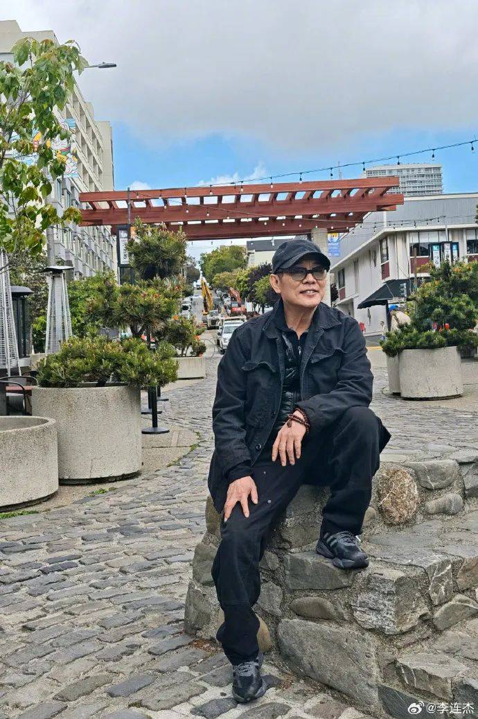 62岁李连杰晒图“炫耀”：三女儿给我拍的<strong></p>
<p>usd</strong>！可以给摄影师加鸡腿么