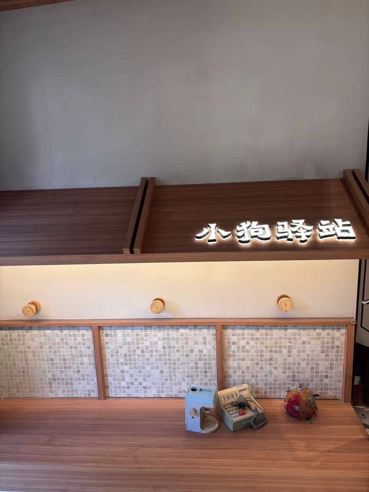 “先停狗再干饭！”武汉多个商铺现“停狗位”<strong></p>
<p>usd</strong>，商家称为吸引宠主，但有宠主表示担心