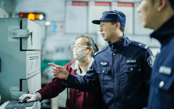 年薪10万却长期出入高档娱乐场所、购多处房产<strong></p>
<p>usd</strong>？质检员抱团篡改检测数据致企业损失3000万