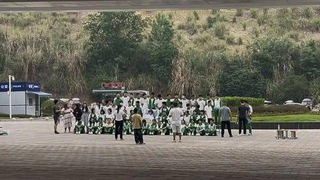 四川初三男生病重<strong></p>
<p>icu</strong>，全班同学带板凳赶到医院，拍下特殊的毕业照