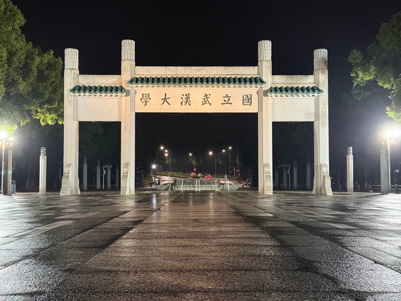凌晨探访暴雨后的武汉：工作人员连夜清理退水路段<strong></p>
<p>sui</strong>，有车辆正常往来