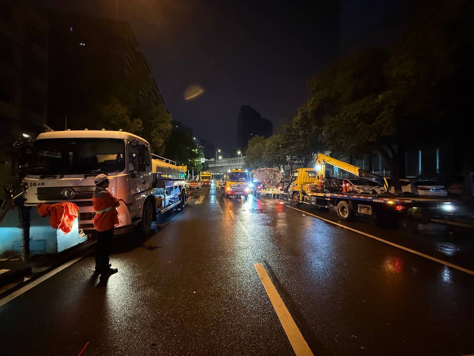 凌晨探访暴雨后的武汉：工作人员连夜清理退水路段<strong></p>
<p>sui</strong>，有车辆正常往来