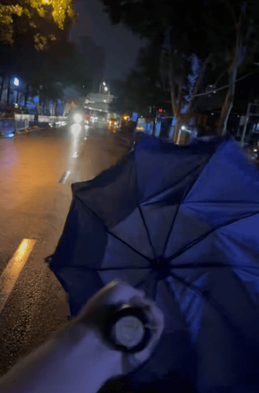凌晨探访暴雨后的武汉：工作人员连夜清理退水路段<strong></p>
<p>sui</strong>，有车辆正常往来