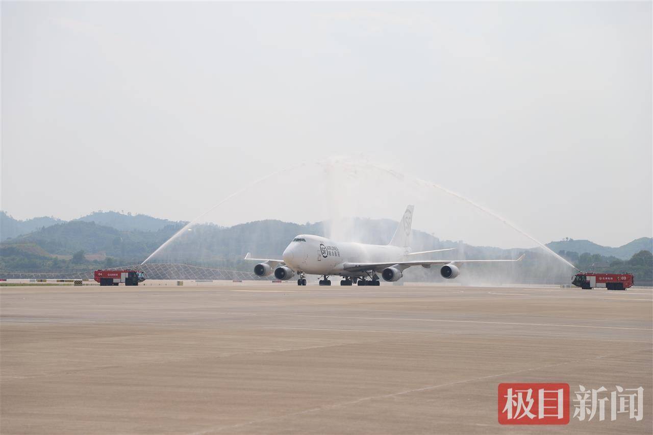 一只虾重堪比一个西瓜！90吨活波龙运抵鄂州<strong></p>
<p>ada</strong>，花湖机场货运航线突破100条