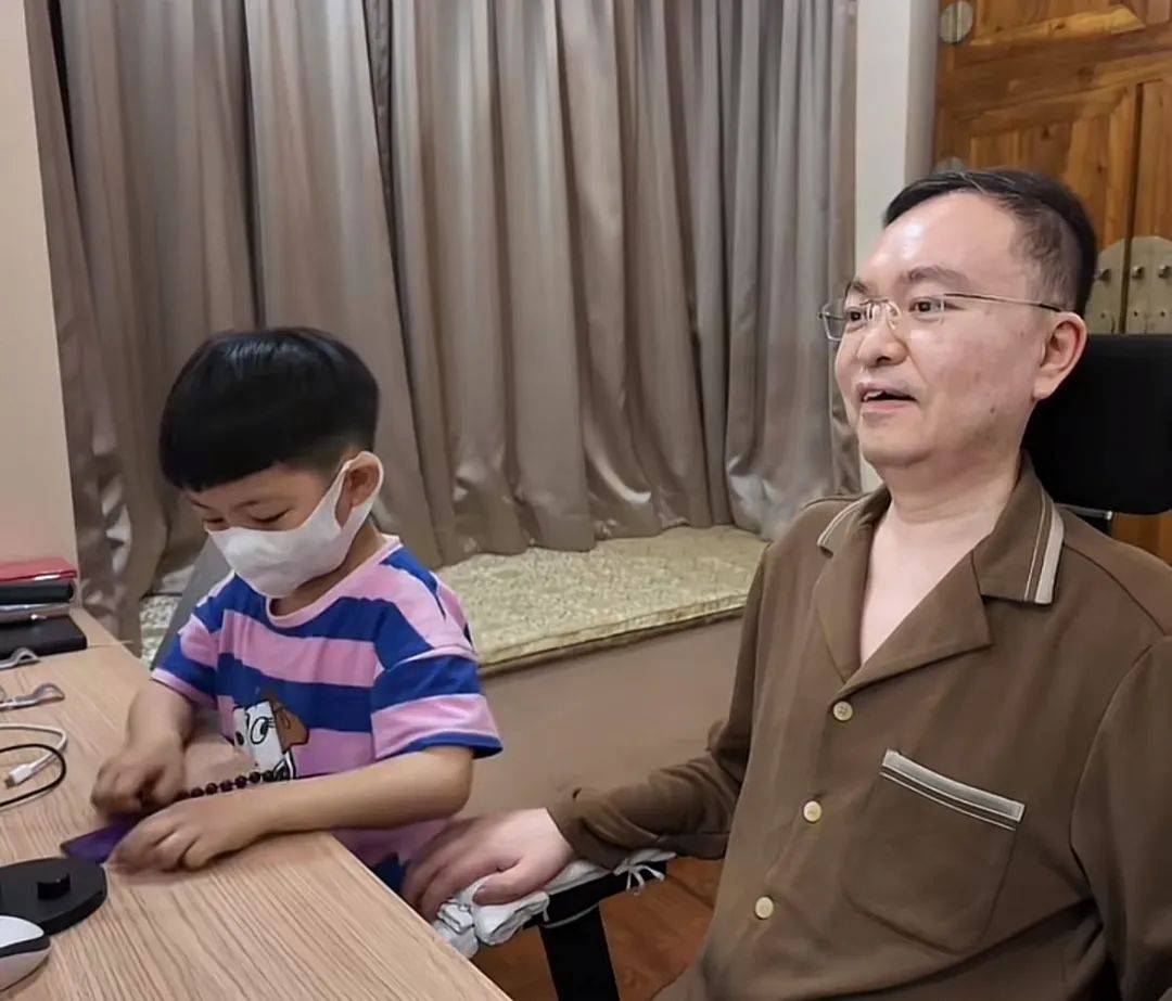 47岁蔡磊与渐冻症抗争6年<strong></p>
<p>ada</strong>，妻儿为其庆生！刚刚获评全国自强模范