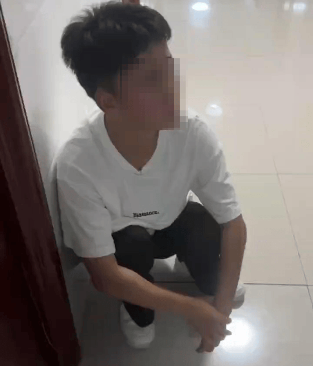 男子潜进女生宿舍偷拍被抓现行<strong></p>
<p>ada</strong>，反复恳求不要扩大传播