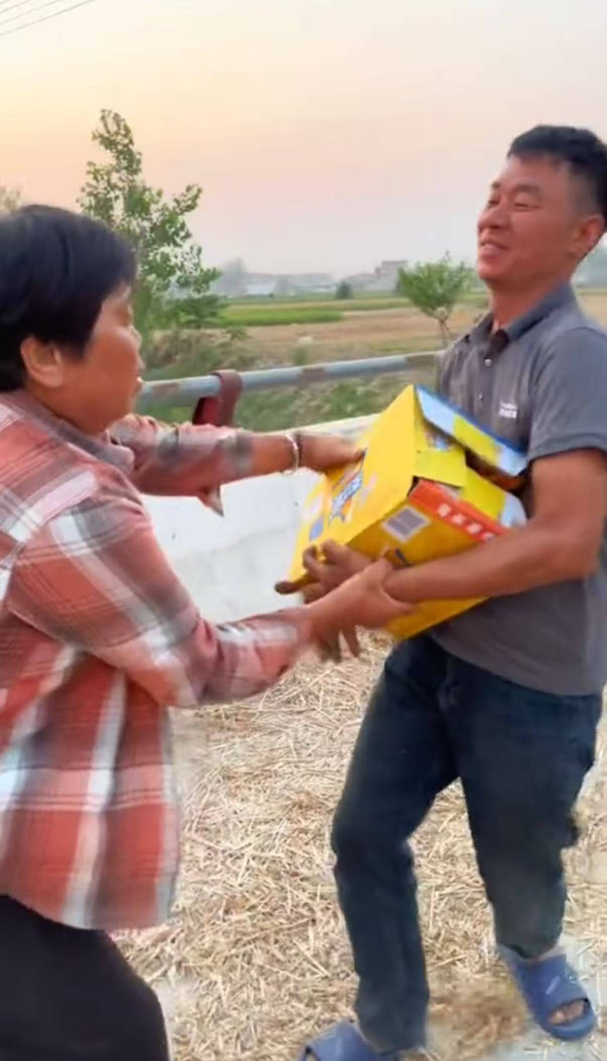 双向奔赴！河南男子安徽收麦遇老人用镰刀割麦<strong></p>
<p>cbc</strong>，主动帮忙后被强行“投喂”饮料