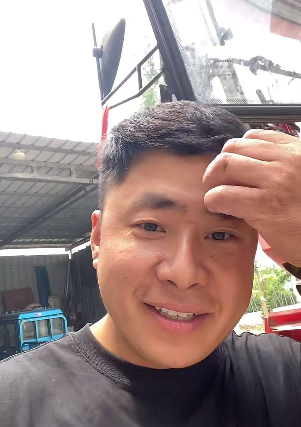 双向奔赴！河南男子安徽收麦遇老人用镰刀割麦<strong></p>
<p>cbc</strong>，主动帮忙后被强行“投喂”饮料