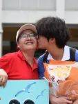 突然！一大批“靓仔”“靓女”涌入深圳街头！有人疯狂应援<strong></p>
<p>sui</strong>，有人边笑边哭