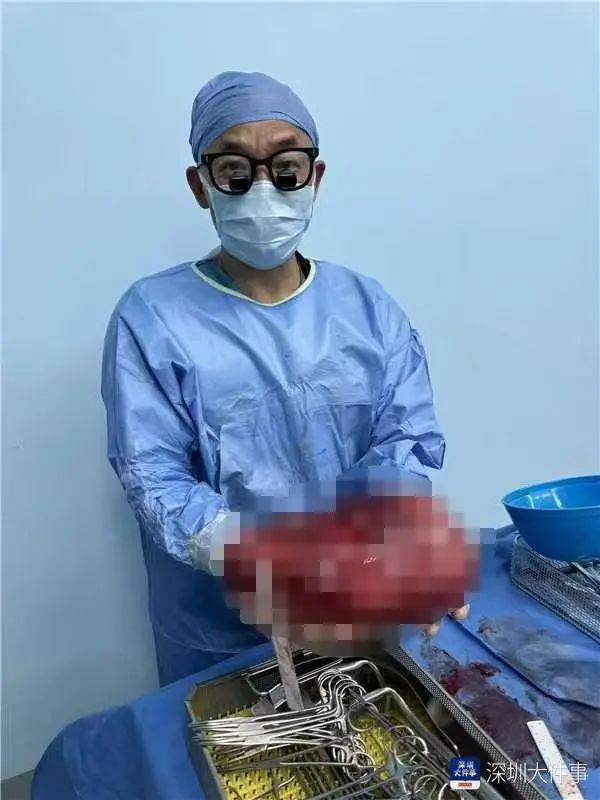 店员试衣间里一句警告<strong></p>
<p>vs</strong>，竟救了17岁少女！一家人火速赶到深圳