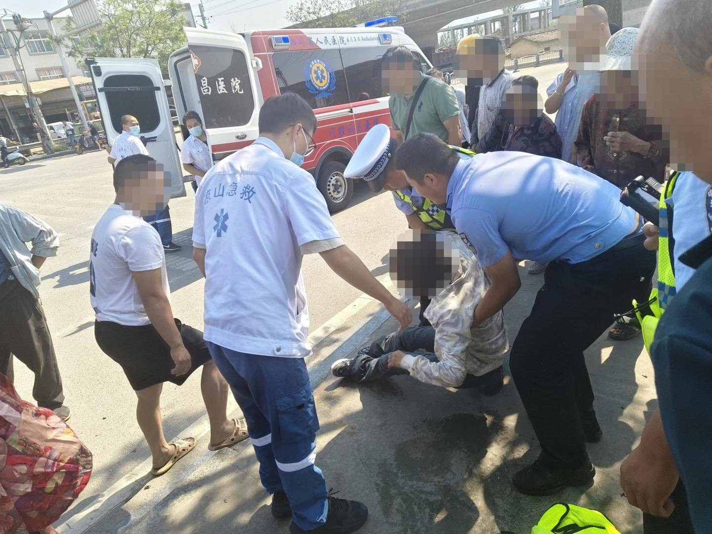 辅警跳河救起轻生女<strong></p>
<p>vs</strong>，上岸时被红火蚁咬伤：系最危险入侵物种之一，过敏者或致休克
