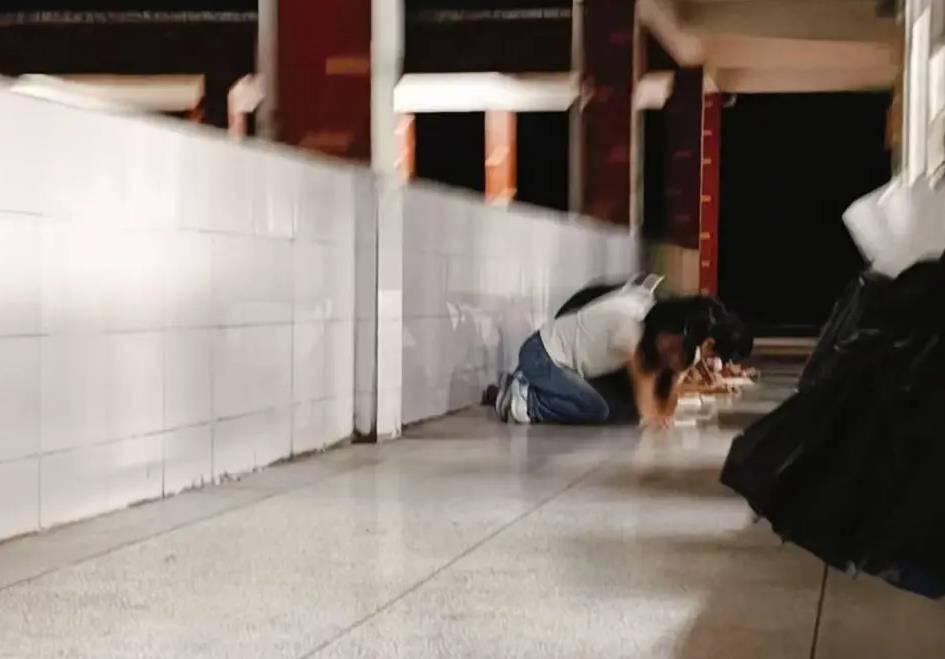 中学老师要求学生一字排开下跪写检讨<strong></p>
<p>vs</strong>？惩戒和侮辱不能混为一谈