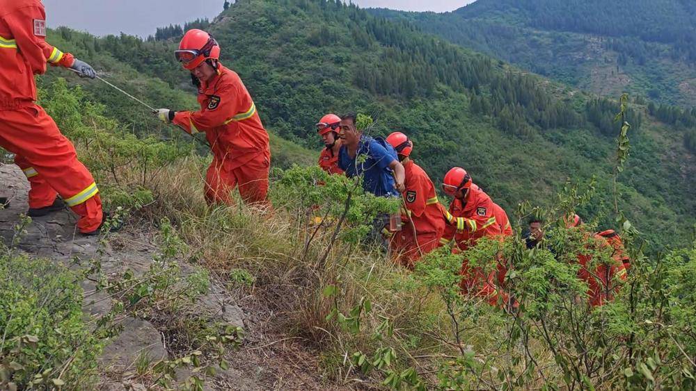 一人因登山摔伤腰部被困山底<strong></p>
<p>vs</strong>，淄博消防紧急救援