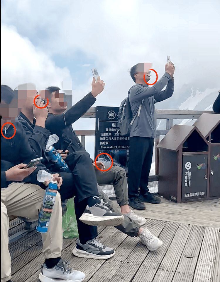 玉龙雪山4500米观景平台上几名男游客手持氧气瓶<strong></p>
<p>耐克</strong>，一边吸氧一边抽烟，景区回应：将加强劝导