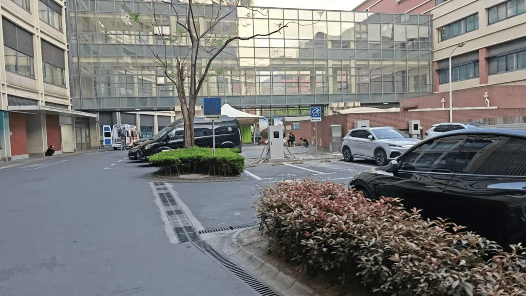 江西省卫健委通报“救护车800公里收费2.8万元”：不合理<strong></p>
<p>耐克</strong>，暂停医院医疗转运服务