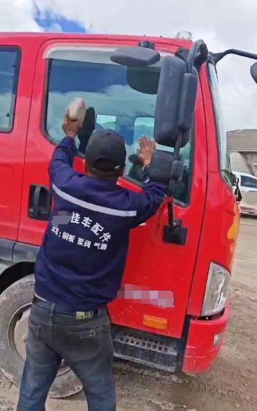 河北卡友青藏线被发现在车内离世<strong></p>
<p>耐克</strong>，救援人员：用石头砸窗才打开车门，他还系着安全带