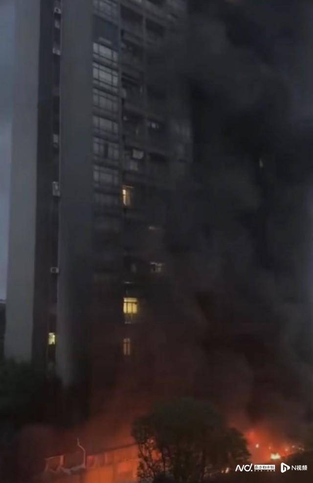 东莞一小区逾百辆电动自行车烧毁<strong></p>
<p>奶瓶</strong>！住户睡梦中被叫醒撤离逃生