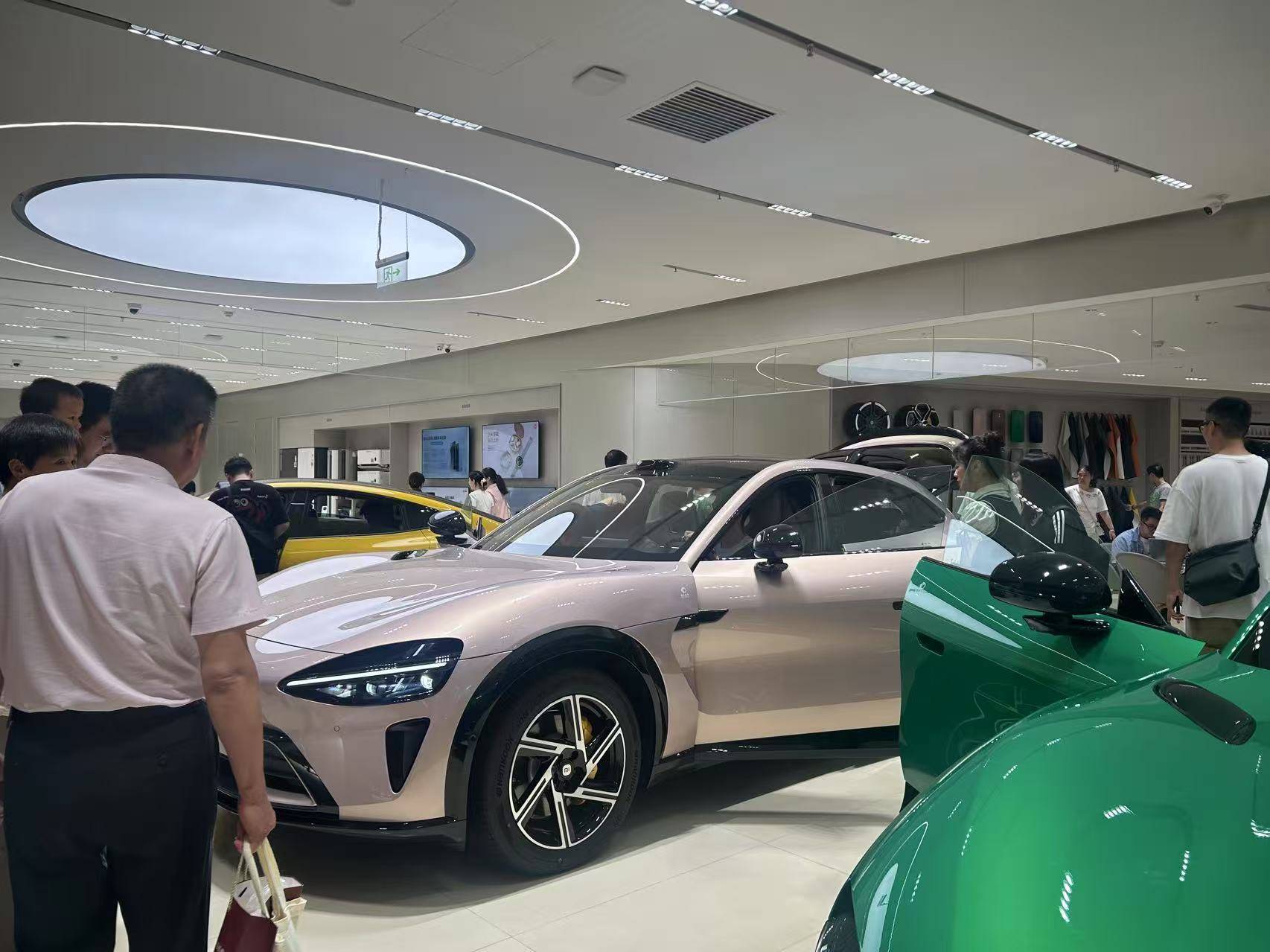 小米YU7上市72小时：“锁单+1”刷屏工作群<strong></p>
<p>奶瓶</strong>，提车时间最长超一年，雷军直面“产能挑战”？