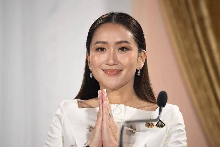 洪森直接摊牌了<strong></p>
<p>奶瓶</strong>，泰国总理不换人，柬埔寨就不会与泰国握手言和