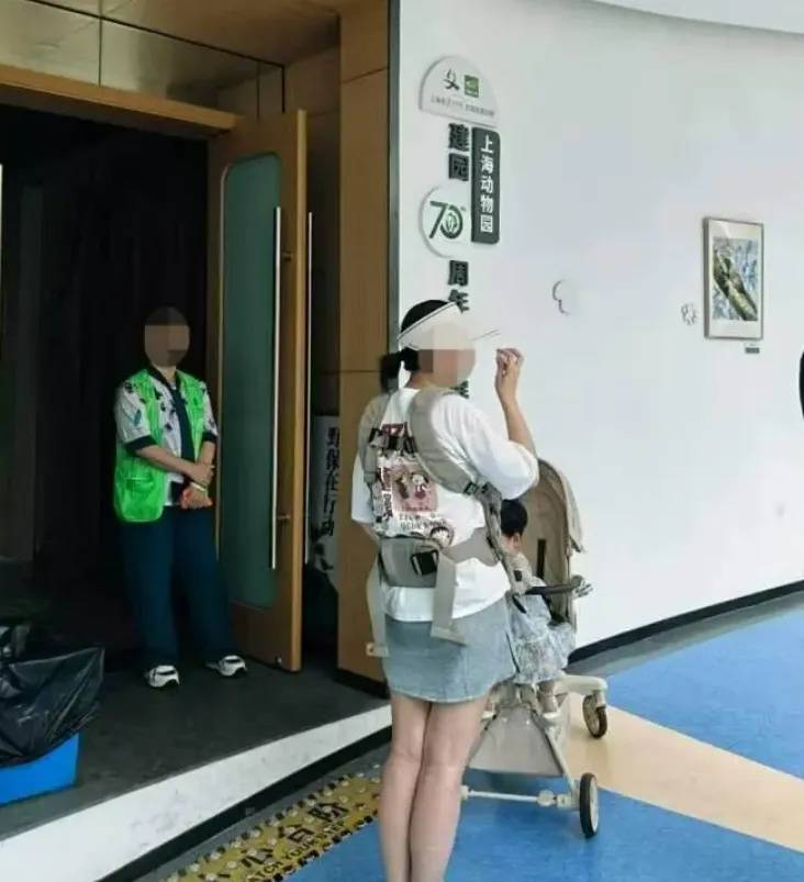 10月龄婴儿展馆内喝奶被赶出<strong></p>
<p>奶瓶</strong>，上海动物园称做法合规，客服：暂未接到增设母婴室通知