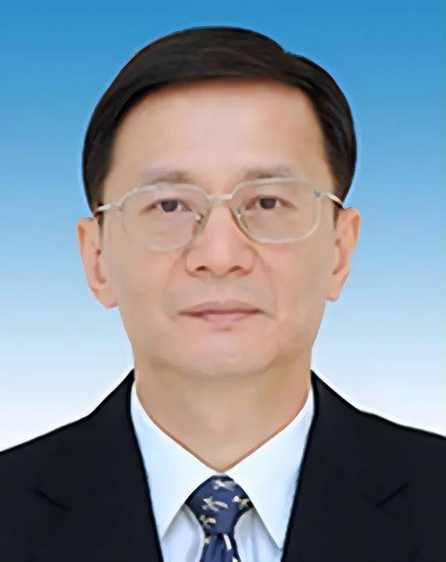 中组部有关负责同志宣布中央决定：<strong></p>
<p>奶瓶</strong>他们的职务调整