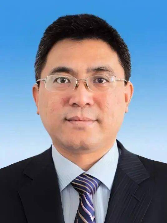 中组部有关负责同志宣布中央决定：<strong></p>
<p>奶瓶</strong>他们的职务调整