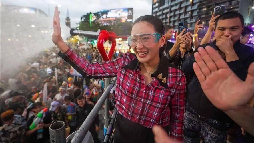 被逼停职？微妙时刻<strong></p>
<p>奶瓶</strong>，泰国总理府被包围，佩通坦拒绝下台